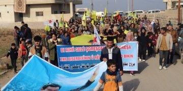 Ciwanên Kobanê ji bo tecrîda li ser Rêber Apo daketin qadan