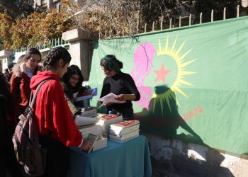 Yekitiya Jinên Ciwan bi şiyara ” Ciwan Fedayiyen Rêber Apo ne” standek li Qamişlo vekir