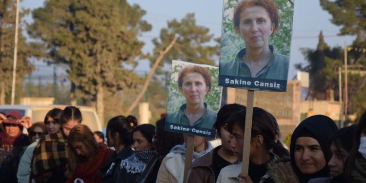 Jinên ciwan li Kobanê bi meşekê şehîdên Komkujiya Parîsê bi bîr anîn