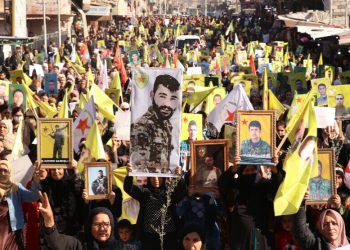 Dirûşmeyên“Bijî Berxwedana Serdemê” li Qamişloyê hatin berzkirin