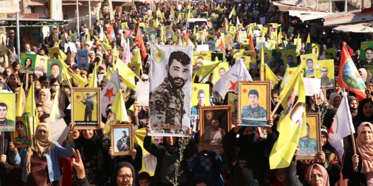 Dirûşmeyên“Bijî Berxwedana Serdemê” li Qamişloyê hatin berzkirin