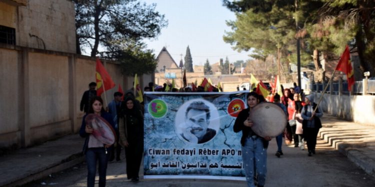 Tevgera Ciwanên Şoreşger ên Sûriyeyê bis sedan kes dijî tecrîda Rêber APO li Til Temir meşiyan