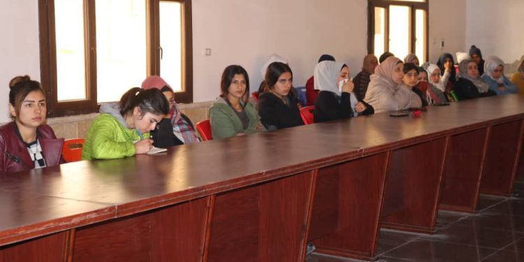 Yekitiya Jinên Ciwan li Eyn Îsa yê Panel li ser Rêbertî û Jin li dar xist