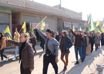 Jinên ciwan li Kobanê meşek li dar xist