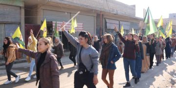 Jinên ciwan li Kobanê meşek li dar xist