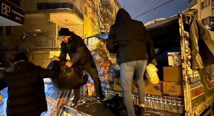 Endamên Meclisa Ciwanan a HDP’ê piştevanî û alîkariya xelkê gundan dikin