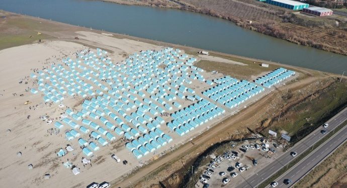 ‘Bi navê konbajaran zindanê ava dikin’