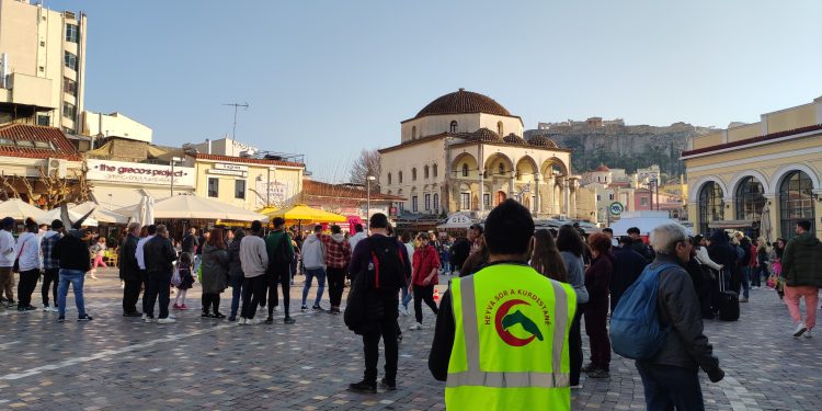 Kampanya komkirina alîkariyê ya “Hevya Sor” a li Atînayê dewam dike
