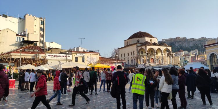 Kampanya komkirina alîkariyê ya “Hevya Sor” a li Atînayê dewam dike