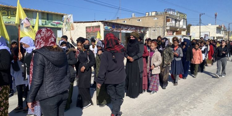 Meşa dirêj a ciwanên Êzidxanê û Jinên Ciwan ên Şengal ya dijî Komploya 15’ê Sibatê destpê kir