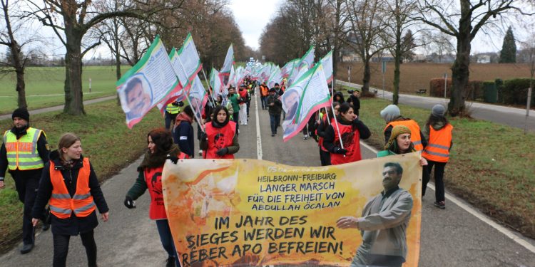 Ciwan û jinên ciwan di roja duyem a Meşa Dirêj de gihiştin Stûttgartê