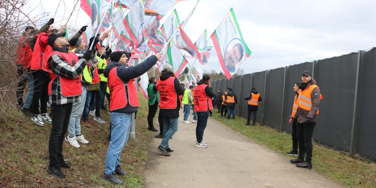 Ciwan û jinên ciwan di roja duyem a Meşa Dirêj de gihiştin Stûttgartê