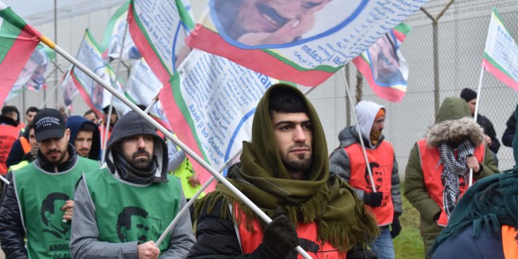 Ciwan û jinên ciwan di roja duyem a Meşa Dirêj de gihiştin Stûttgartê