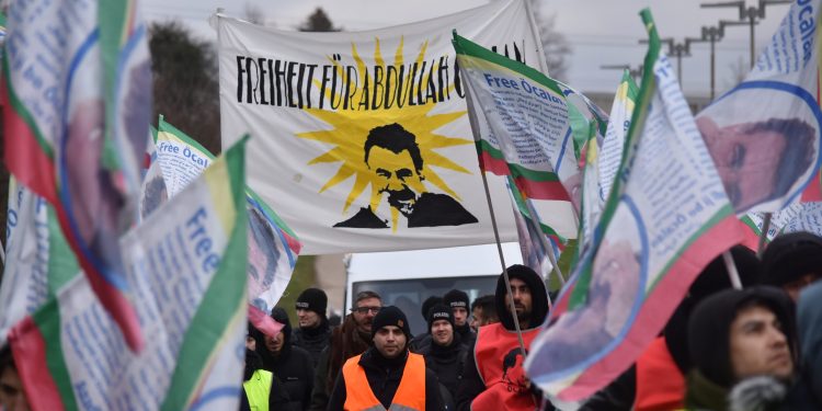 Ciwan û jinên ciwan di roja duyem a Meşa Dirêj de gihiştin Stûttgartê