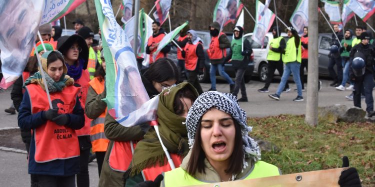 Ciwan û jinên ciwan di roja duyem a Meşa Dirêj de gihiştin Stûttgartê