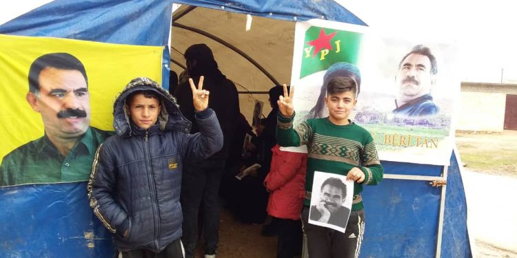 Ciwan û Jinên Ciwan ên Şehbayê li Babinîs ji bo azadiya Rêber APO ya fîzîkî îmze kom kir