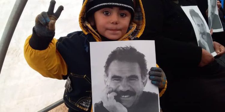 Ciwan û Jinên Ciwan ên Şehbayê li Babinîs ji bo azadiya Rêber APO ya fîzîkî îmze kom kir