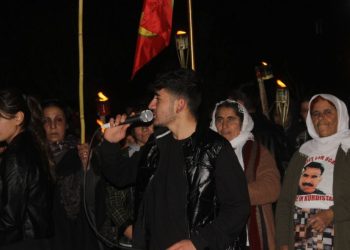 Ciwan û jinên ciwan ên Mexmûr li Hemberî Komploya 15’ê Sibatê meşek melaşeyî lidar xistin