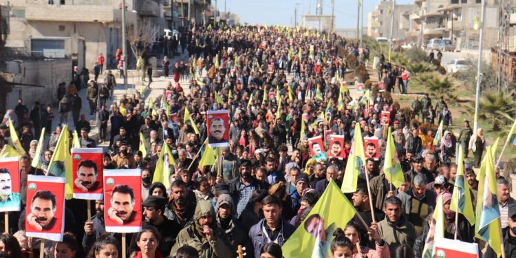 ​​​​​​​Li herêma Firatê bi deh hezaran ciwan û gel li dijî komployê meşiyan