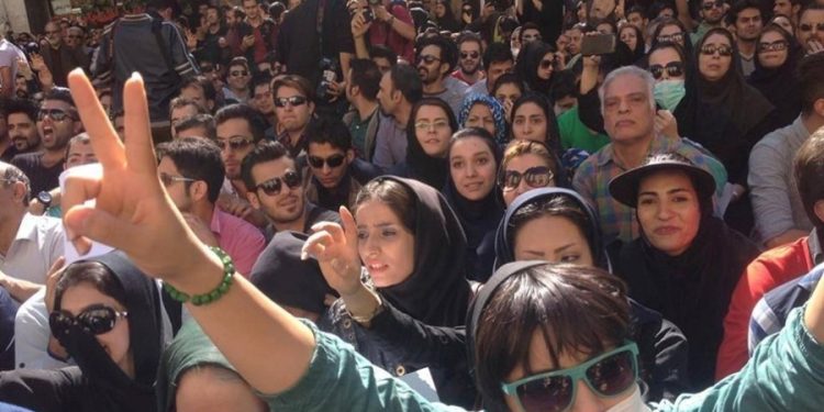 Sehildanên Rojhilatê Kurdistan bi peşengtiya ciwan û jinan dewam dike