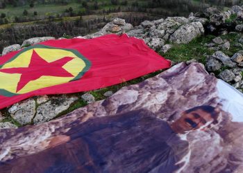 Bi boneya hatina cejna newrozê ciwanên şoreşger li Minbicê meşiyan