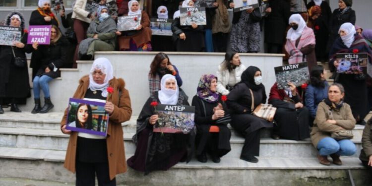 Deklerasyona jinên der barê 8’ê Adarê li Stenbole polîsan û pergala faşîst nahîşt