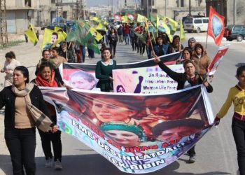 Jinên Ciwan li Kobanê ji boneya 8’ê Adarê meşiyan