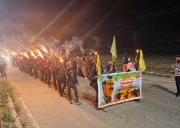 Ciwanên û jinên ciwan Dêrazorê bi meşekê şehîdên Hefteya Lehengiyê bi bîr anî