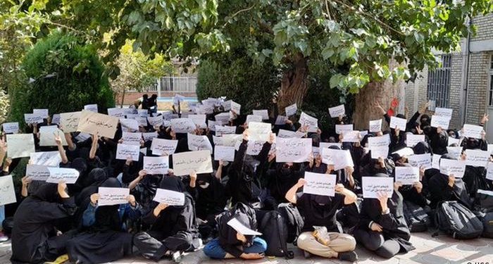 Rejîma Îranê bi gaza toksît xwêndekaran jehrîkir – herî kêm 35 xwendekarên jinên ciwan bi jehrê ketin