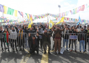 Gelê Agirî ber bi qada Newrozê ve diherike