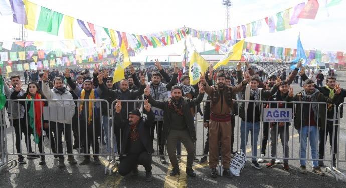 Gelê Agirî ber bi qada Newrozê ve diherike