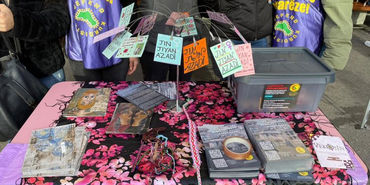 TekoJIN li Bernê standekê ji bo “Jin Jiyan Azadî – Serbixe Azadî” vekir