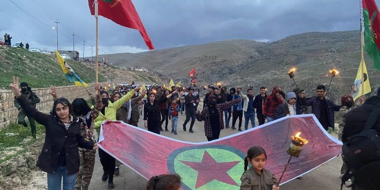 Ciwanên Şengalê agirê Newrozê bi coşek mezin pêxistin