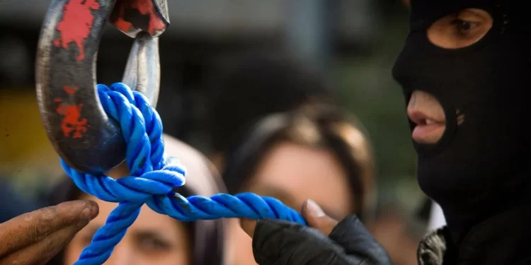 Rejîma Îranê 7 girtiyên kurd darve kir