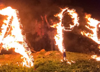 Ciwanên Qeladizê bi dirûşmeya ‘Bijî Serok Apo’ agirê Newrozê pê xistin