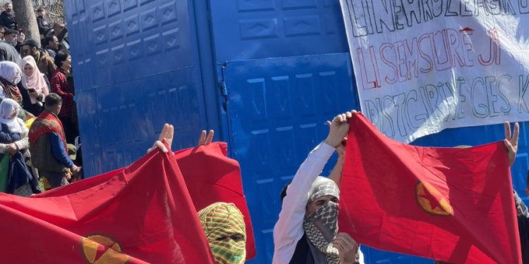 Ciwanên Amedê ala PKK hildan