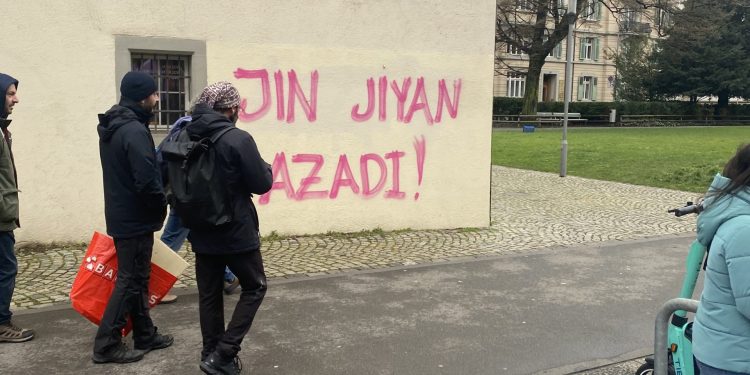 Jinên ciwan li Zurihê ji boneya 8’ê Adarê meşiyan