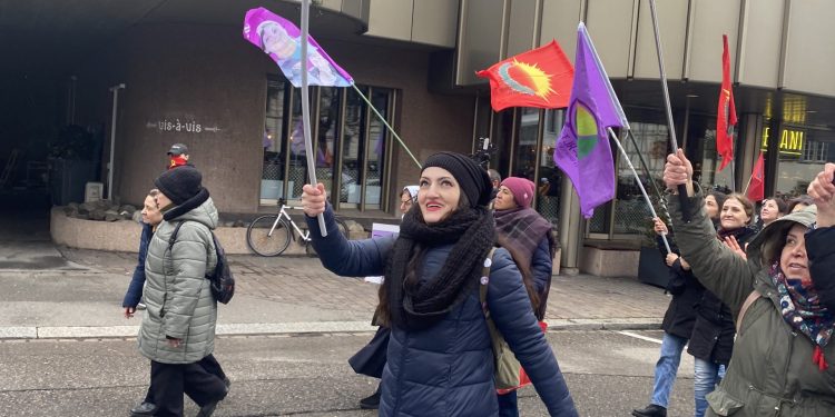 Jinên ciwan li Zurihê ji boneya 8’ê Adarê meşiyan