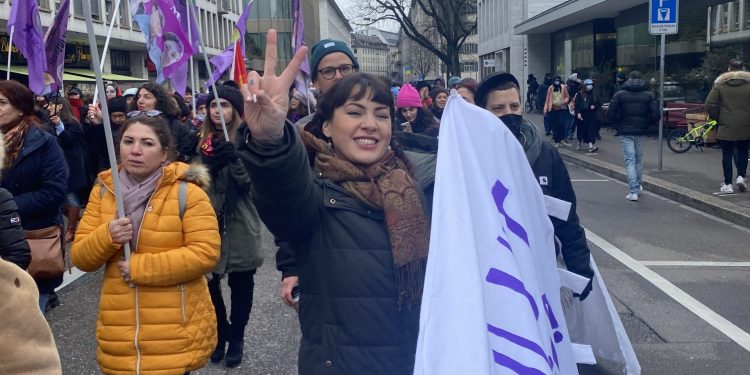 Jinên ciwan li Zurihê ji boneya 8’ê Adarê meşiyan