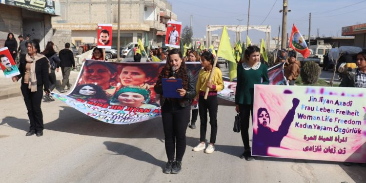 Li Kobanê ji bo 3 şehîdan merasîma sersaxiyê