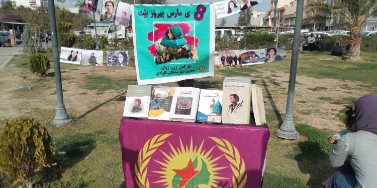 Li Kelarê bi boneya 8’ê Adarê pirtûkên Rêber Apo û Jîneolojiyê hatin pêşandan