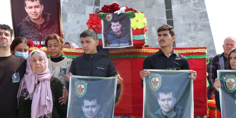 Cenazeyê fermandarê YAT’ê Şervan Kobanê bi merasîmekê hate veşartin