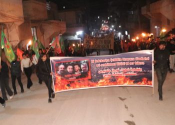 Ciwan û jinên ciwan li Helebê bi meşekê komkujiyê Cindirêsê şermezar kirin