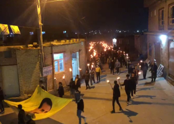 Ciwanên Mexmûrê bi meşa meşaleyan Newroz pêşwazî kirin