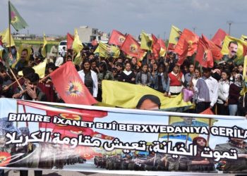 Ciwanên herêma Firatêbi dirûşma “Bimire xiyanet, Bijî berxwedana gerîla” meşiyan