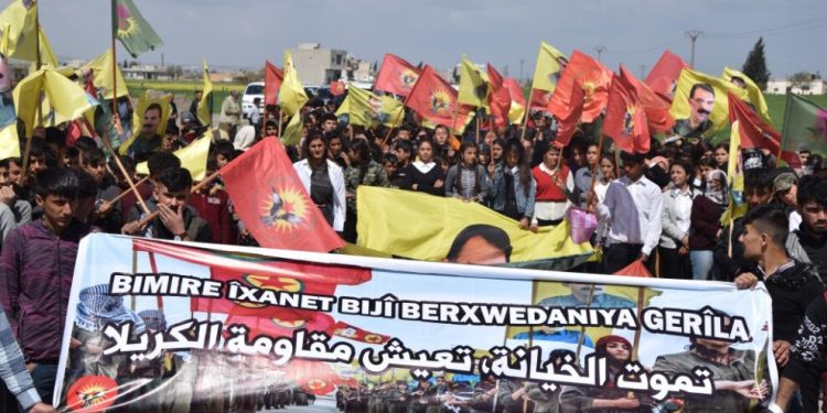 Ciwanên herêma Firatêbi dirûşma “Bimire xiyanet, Bijî berxwedana gerîla” meşiyan