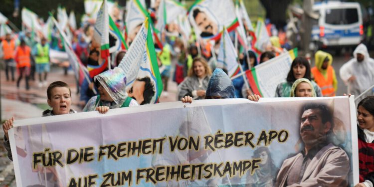 Rêxistinên girseyî yên demokratîk ji bo meşa Dusseldorfê bang kirin