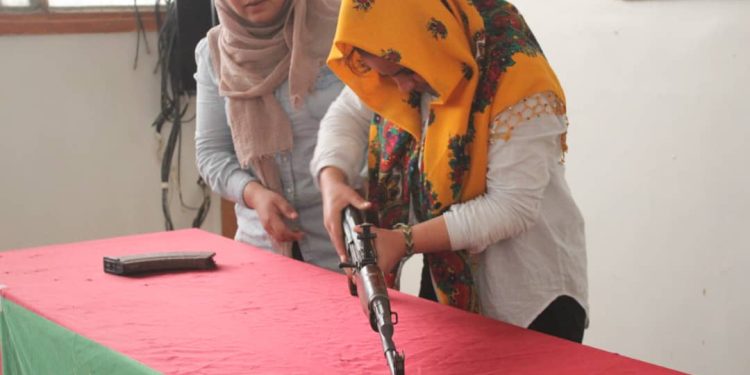 Jinên ciwan li Hesekê ji bo parastina rewa perwerde lidar xist