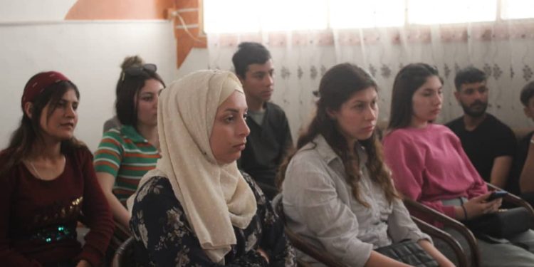 Jinên ciwan li Hesekê ji bo parastina rewa perwerde lidar xist