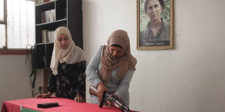 Jinên ciwan li Hesekê ji bo parastina rewa perwerde lidar xist